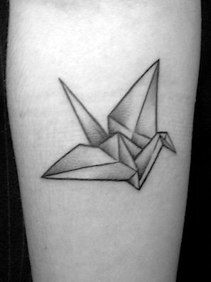 Origami Crane Tattoo, Paper Crane Tattoo, Swan Tattoo, Origami Tattoo, Crane Tattoo, Origami Swan, Geometric Origami, Small Ideas, Tattoo Paper