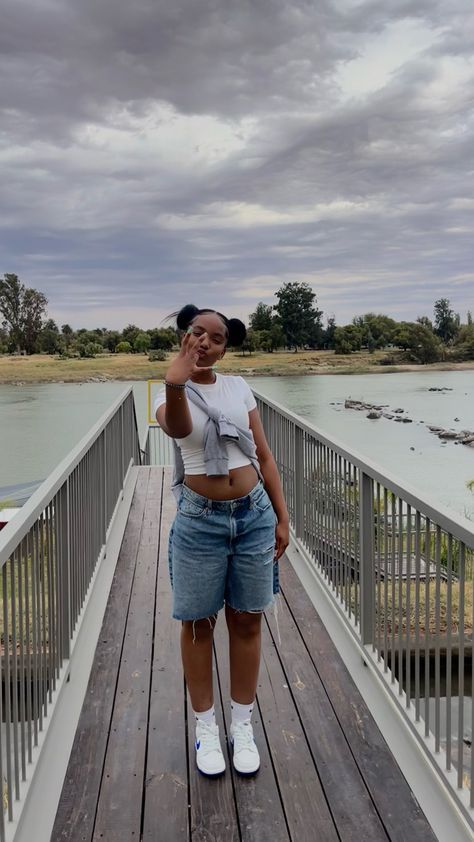 Nature Walk Aesthetic Outfit, Cute Outfits With Long Shorts, Medium Body Type Outfits Summer, Aesthetic Jorts Outfits, Jort Outfits Summer, Jorts Outfit Women’s Denim, Thrifted Outfits Black Women, Six Flags Outfit Summer Amusement Parks, Jorts Outfit Women’s 90s