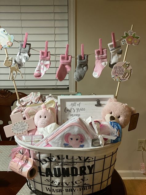 Baby Shower Gift Basket With Clothes Line, Diaper Diy Gift Shower Ideas, Pampers Gift Ideas, First Time Mom Gift Ideas, Baby Girl Shower Gifts Basket, Baby Basket Gift Ideas Girl, Baby Shower Baskets Gift Ideas, Baby Shower Gift Basket For Girls Diy, Babyshower Gift Girl Ideas