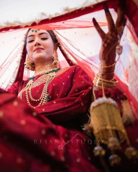 Bridal photography Pastel, Bride Pics Indian, Bride Poses Indian Wedding, Red Saari, Haldi Poses, विवाह की दुल्हन, Marriage Photoshoot, शादी की तस्वीरें, Benarasi Saree