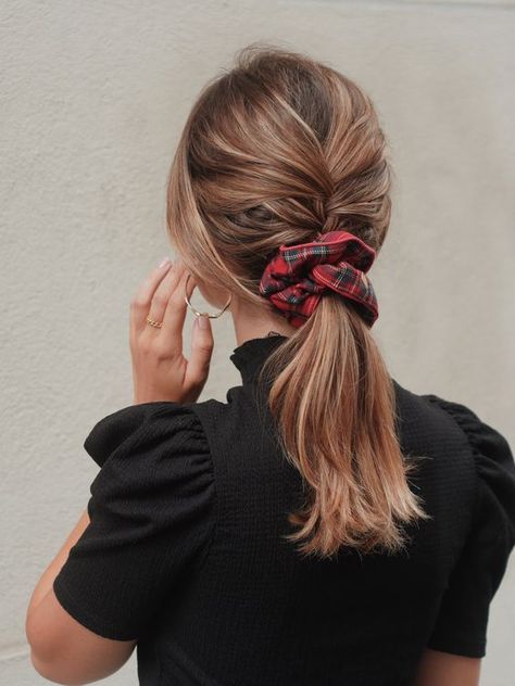 Big Scrunchies, Scrunchie Ponytail, Christmas Hair Accessories, French Braids, Peinados Fáciles Para Cabello Corto, Work Hairstyles, Penteado Cabelo Curto, Good Hair Day, Scrunchie Hairstyles