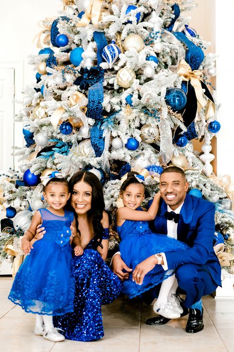 Gold Christmas Family Photos, Winter Wonderland Family Photoshoot, Photo Shoot Ideas Christmas, Black Family Holiday Photos, Holiday Photo Shoot Ideas, Family Christmas Photoshoot Ideas, Christmas Photo Shoot Ideas, Black Family Christmas, Christmas Family Photography