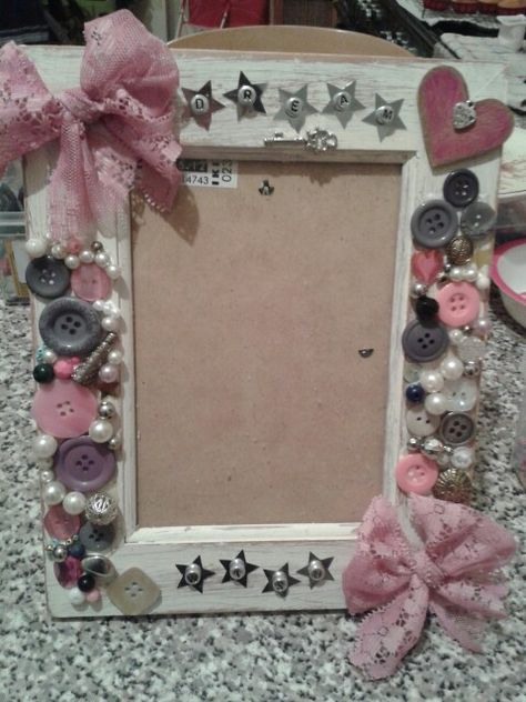 Trinket Picture Frame, Picture Frame Diy Decor, Cool Picture Frame Ideas, Star Picture Frame, Home Made Picture Frames Diy, Hand Made Picture Frame, Decorated Frames Ideas, Decorating A Picture Frame, Diy Beaded Picture Frame