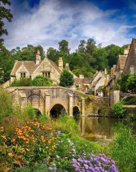 English Cottage Exterior, Invisible Friends, Trip List, English Cottage Interiors, British Homes, Cotswolds Cottage, England Aesthetic, Cotswold Villages, Cotswolds England