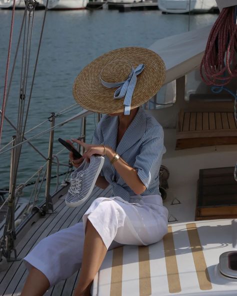 Sailing Outfit Aesthetic, Italian Countryside Outfit, Marine Style Outfit, Nautical Party Outfit, Amalfi Coast Outfits, Countryside Outfit, Yacht Outfit, Marine Outfit, Nautical Outfits