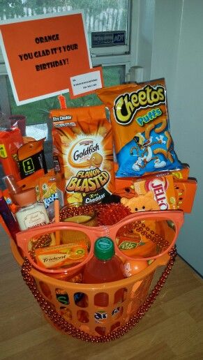 Orange gift basket -Orange you glad it's your Birthday?! Orange Gift Basket, Pidżama Party, Orange Basket, Diy Christmas Baskets, Anniversaire Diy, Oranges Gift, Bff Birthday Gift, Bff Birthday, Themed Gift Baskets