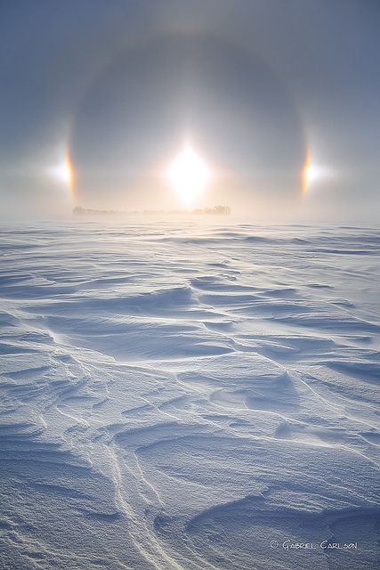 Sun Dogs ~ are made of a large family of halos, created by light interacting with ice crystals in the atmosphere. Sun Dogs are best seen and most conspicuous when the Sun is close to the horizon. Sun Dogs, Matka Natura, Fotografi Alam Semula Jadi, Trik Fotografi, 판타지 아트, Alam Semula Jadi, Natural Phenomena, Bright Light, Beautiful Sky