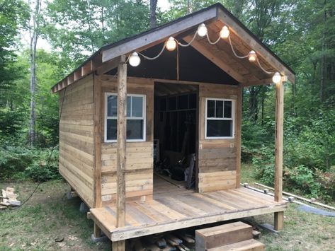 How To Make A Shed Out Of Pallets, How To Build A Shed Out Of Pallets, Tiny Pallet House, Pallet Shelter Diy, Pallet Summer House, Diy Shed From Pallets, Pallet Building Shed, Wood Pallet House, Pallet Building Ideas