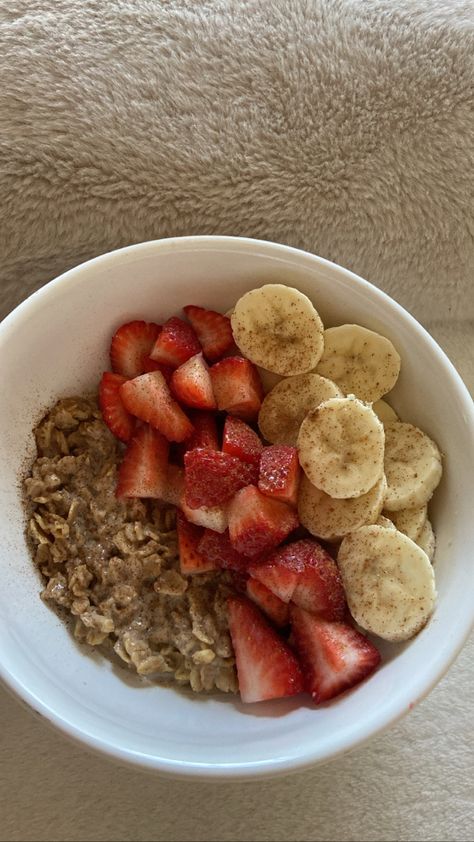 Oat Bowl Breakfast, Cute Oatmeal Bowl, Oatmeal With Fruit Aesthetic, Oatmeal Bowls Breakfast Healthy, Oats Bowl Breakfast, Oatmeal Fruit Bowl, Oatmeal Bowl Aesthetic, Oatmeal Bowls Breakfast, Oatmeal Bowl Recipes