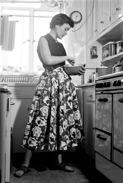 1950s Housewife Aesthetic, 1950 Aesthetic, Nina Leen, 50s Housewife, Housewife Dress, 50s Aesthetic, 1950s Housewife, Vintage Housewife, 1960s Dresses