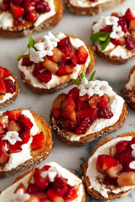 These crostini with balsamic strawberries and ricotta are sweet, tart, creamy and perhaps the prettiest appetizers you can serve at your next fancy picnic, Mother’s Day brunch or bridal shower. They also take less than 20 minutes to prepare! High End Finger Food, Hor D'oeuvres Recipes, Elevated Appetizers For Party, Thumbelina Wedding, Boujee Food, Picnic Strawberries, Cold Summer Appetizers, Classy Appetizers, Fancy Picnic