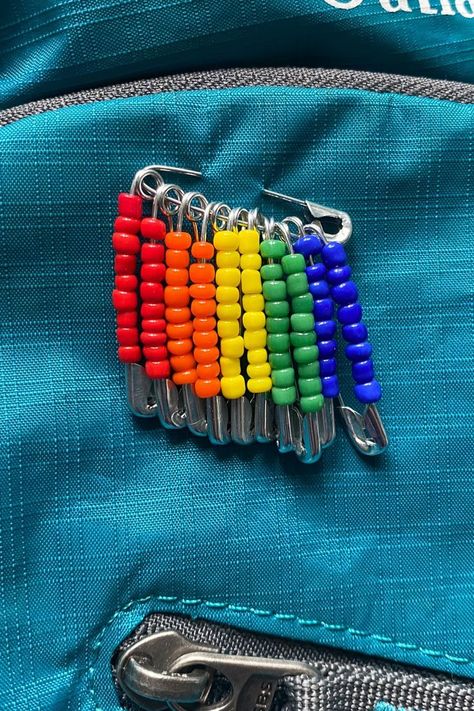 Cute School Crafts, Where To Put Pins Ideas, Safety Pin Backpack Charm, Pin Bags Ideas, Make Pins Diy, Fun Decor Ideas, Diy Backpack Decoration Ideas, How To Make Pins Diy, How To Make Pins For Backpack