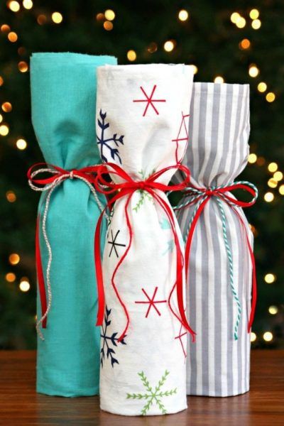 holiday Archives - Page 5 of 9 - Happy-Go-Lucky Diy Sew Wine Bottle Bag, Diy Wine Bags Pattern, Diy Wine Bags Sewing, Wine Bags Ideas Diy Gifts, Wine Bags To Sew, Wrap Wine Bottle, Wrap A Wine Bottle, Serger Patterns, Wine Bag Pattern