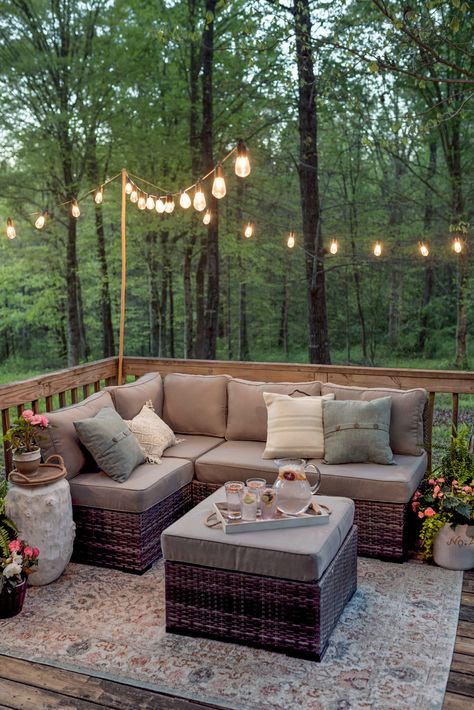 Outdoor Decorating Ideas: Tips on How to Decorate Outdoors Kursi Outdoor, Design Per Patio, Outdoor Deck Decorating, Restaurant Patio, Hus Inspiration, घर की सजावट, Outdoor Patio Decor, Deck Decorating, Outdoor Deck