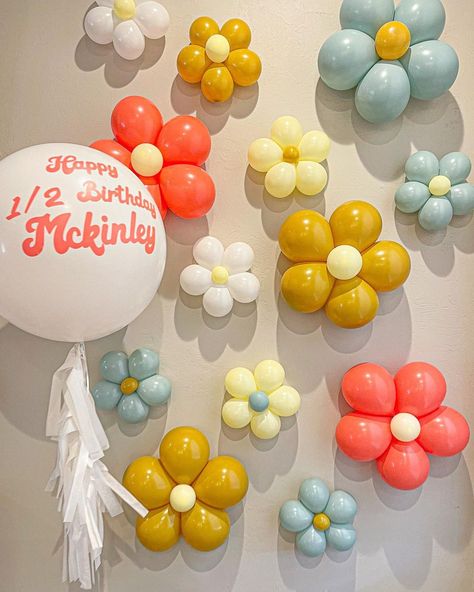 Balloon Flower Wall, Flower Balloon Wall, Flower Balloon Decorations, Groovy Palette, Baloon Decorations For Birthday, Birthday Decorations Flowers, Wall Balloon Decorations, Flower Birthday Decor, Balloon Garland With Flowers