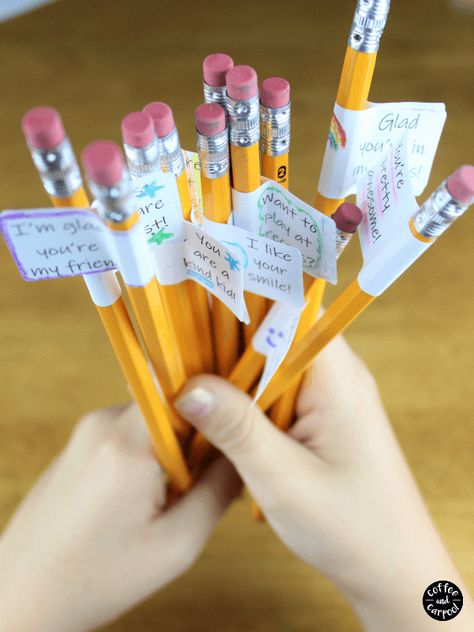 How to Make Back to School Kindness Pencil Toppers Handmade Gifts For Students, Christmas Crafts For School, Kindness Crafts For Preschool, Decorate School Supplies, Class Gift Ideas, Kindness Crafts, Pencil Case Crafts, Gifts For Classmates, Handmade Gifts For Kids