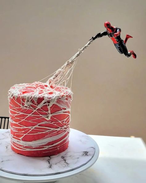 Easy Spiderman Cake Ideas, Cool Cakes For Men Birthdays, Spidey Cake Diy, Easy Decorative Cakes, Spiderman Dinosaur Cake, Spiderman Recipes, Easy Marvel Cake, Diy Spiderman Birthday Cake, Diy Spidey Birthday Cake