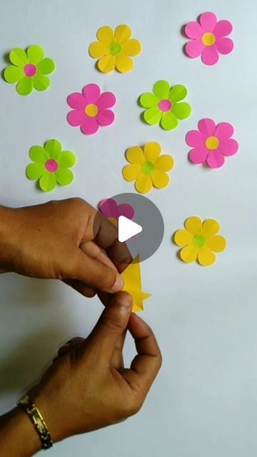 Paper Crafts Diy Flower, Easy Flowers With Paper, Flower Making From Paper, Daisy Flower Craft, How To Make Daisy Flower, Flowers Making With Paper, Paper Towel Flowers Diy, Glitter Paper Flower, Pepar Craft Flower