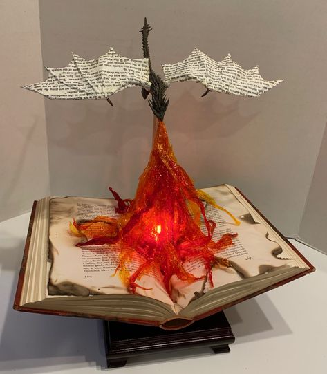 Book Sculpture Diy How To Make, Creative Diorama Ideas, Art Using Books, Book Sculpture Art, Book Altering Art, 3d Book Craft, Altered Book Diorama, Book Diorama Ideas, Creative 3d Art Projects