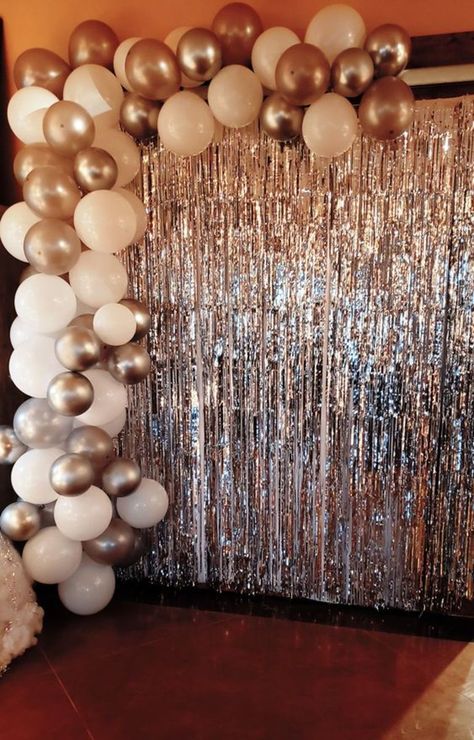 Happy New Year Party Decoration, Christmas Eve Decorations Party, New Years Eve Party Backdrop, New Year's Eve Party Decorations, Balloon Decorations New Years, Ny Eve Party Ideas, Christmas Eve Party Decorations, Diy Backdrop With Balloons, New Year Eve Balloon Decoration