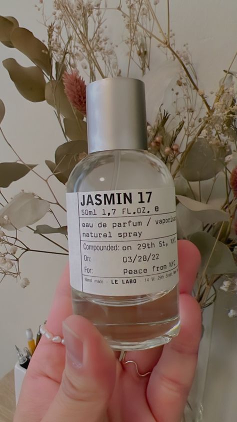 Fragrance signature scent jasmine jasmin le labo high end smell floral sweet notes white flower Le Labo Jasmin 17, Jasmine Perfume Aesthetic, Perfume With Jasmine, How To Smell Like Jasmine Flowers, Jasmine Scent Aesthetic, Best Jasmine Perfume, Jasmine Perfume For Women, Floral Perfume Aesthetic, How To Smell Like Jasmine