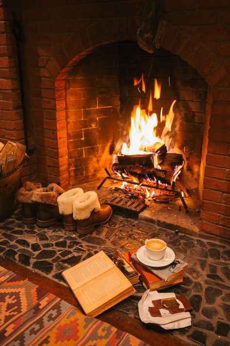 11 Cozy Photos of Fireplaces That Will Make You Want to Stay Inside All Winter - Fireplace Photos Winter Fireplace, Cabin Room, Herbst Bucket List, Room Country, Furniture Rustic, Cabin Interior, Cabin Living, Inspire Me Home Decor, Cozy Aesthetic