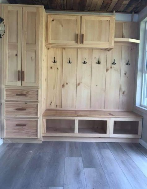 Mud Room Entrance Rustic, Wood Locker Ideas, Rustic Mud Room Ideas, Rustic Mudroom, Easy Pallet Projects, Mudroom Remodel, Gear Room, Entry Closet, Mud Room Entry