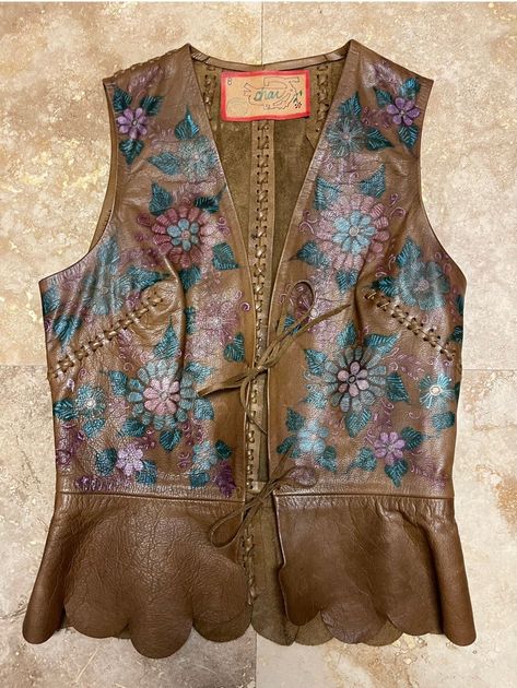 "SUPER RARE - Vintage 70s Char - Women's - Leather - Hand Painted Floral Flower Top Vest - Boho Hippie Festival Coachella Perfect for Summer Festivals & Concerts NO DISCOUNT GIVEN ON ANY PROMOTIONS OR SALES! About the Designer: LOVE ROCKS VINTAGE ITEM DETAILS & DESCRIPTION . Beautiful Handpainted Floral & Flower Design . Front Ties . Scalloped Peplum Waist . True Vintage Label: Char Size: 8 - refer to Measurements - adjustable with the Wrap Style & Ties - NO RETURNS FOR NOT FITTING! Era: est. 19 Hippies, True 70s Fashion, 70s Shirts For Women, Vintage Cowgirl Outfits, 70s Style Women, 70s Medieval, Vintage 70s Clothes, 70s Hippie Fashion, Vintage 70s Fashion