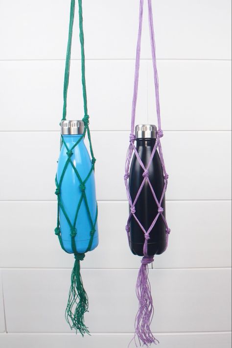 Learn how to make a cute and easy water bottle holder! #diy #diyideas #diyproject #waterbottles #yarnspirations #hemp #easycraftideas #crafts #sustainablefashion #diychristmasgifts #giftideas #handmade #handmadegift #macrame Easy Water Bottle Holder, Diy Bottle Carrier, Diy Macrame Wine Bottle Holder, Water Bottle Pouch Diy, Macrame Drink Bottle Holder Diy, Easy Crochet Water Bottle Holder, Diy Water Bottle Bag, Water Bottle Sling Diy, Macrame Drink Bottle Holder