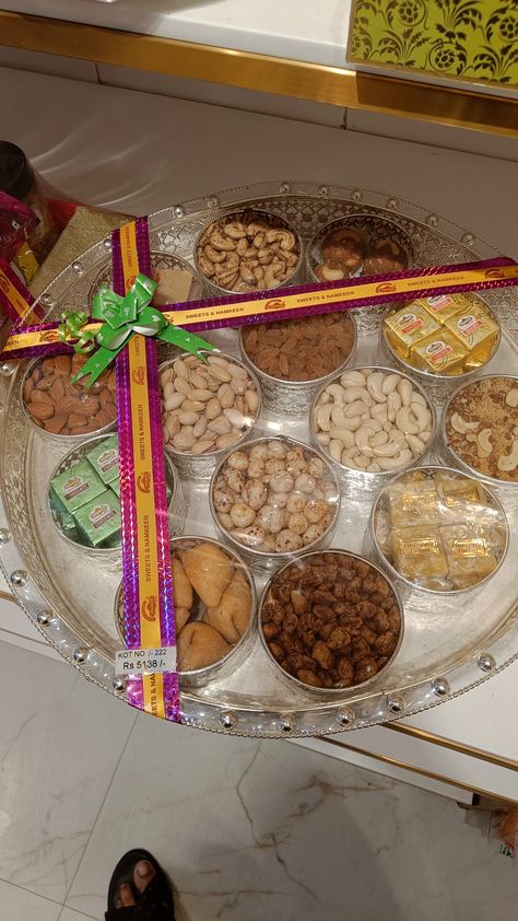 Dry fruits gift pack Tilak Gift Decoration, How To Pack Dry Fruits For Gift, Dry Fruit Tray Decoration Ideas, Dry Fruits Box Packing Ideas Gift, Engagement Sweets Packing, Dry Fruits Packing Ideas Gift Basket, Dry Fruits Packing Ideas Gift Diy, Engagement Fruits Packing Ideas, Dry Fruits Packing Ideas Gift In Tray