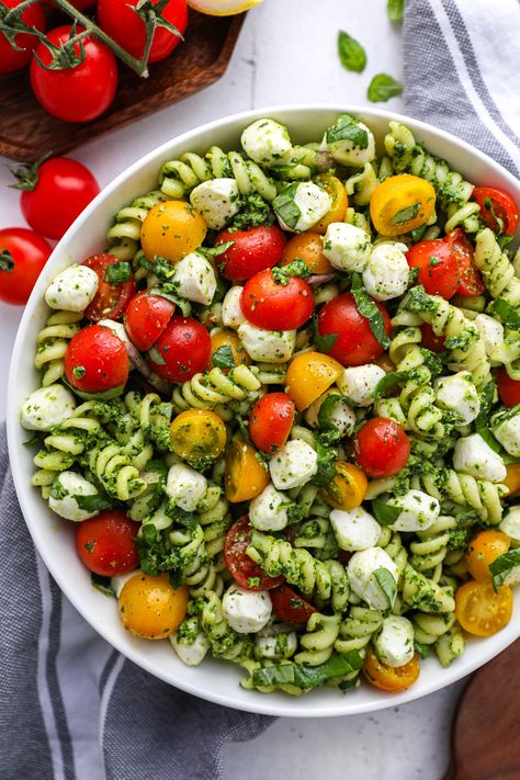 Pasta Salad With Tomatoes, Easy Pesto Pasta, Pesto Pasta Salad Recipe, Salad With Tomatoes, Plats Healthy, Tomatoes Mozzarella, Salad Buah, Pesto Pasta Salad, Idee Pasto