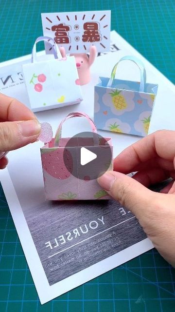 How To Make A Mini Backpack Out Of Paper, Mini Paper Bag Crafts, Mini Paper Bags Diy, Origami Bag Tutorial, Handmade Paper Bags Ideas, Paper Bag Tutorial, Origami Purse, Origami Cute, Mini Paper Bag