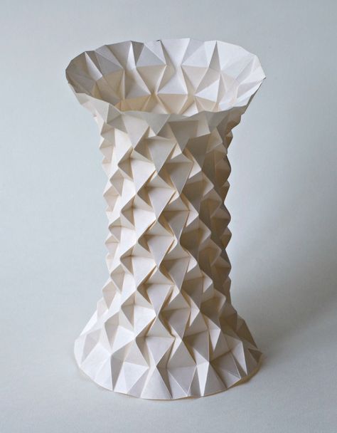 Created by Ilan Garibi and Ofir Zucker. Blogged: www.allthingspaper.net/2013/07/ilan-garibi-tessellated-or... Architecture Origami, Vase Origami, Origami Home Decor, Folding Architecture, Origami Architecture, Paper Structure, Paper Architecture, Folding Origami, Concrete Vases