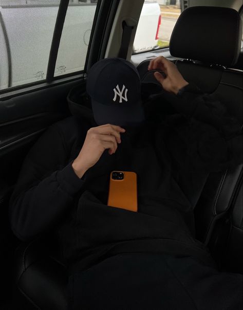 NYC, Navy blue cap, men fashion New York Yankees Hat Aesthetic, New York Yankees Hat Outfit Aesthetic, New Era Photoshoot, Yankee Cap Aesthetic, New York Fits Men, Cap Pose Men, Baseball Pics Boys, Hat Poses Men, Backwards Hat Aesthetic