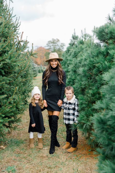 Natal, Tree Farm Family Pictures, Christmas Family Pictures, Christmas Tree Farm Pictures, Farm Family Pictures, Christmas Tree Farm Photo Shoot, Christmas Photos Outfits, Family Christmas Pictures Outfits, Christmas Tree Farm Photos