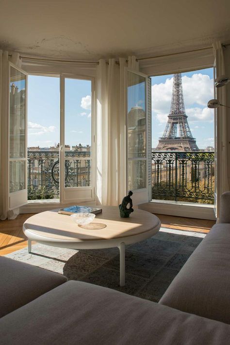 Sala de estar, sacada, mesa de centro, Torre Eiffel, clean, boiserie, tapete, sofá, cinza.Apartamento clássico e parisiense | Casa de Valentina Paris Home, Parisian Life, Apartment Aesthetic, Parisian Apartment, 아파트 인테리어, Future Apartment, Paris Apartments, Dream Apartment, House Goals