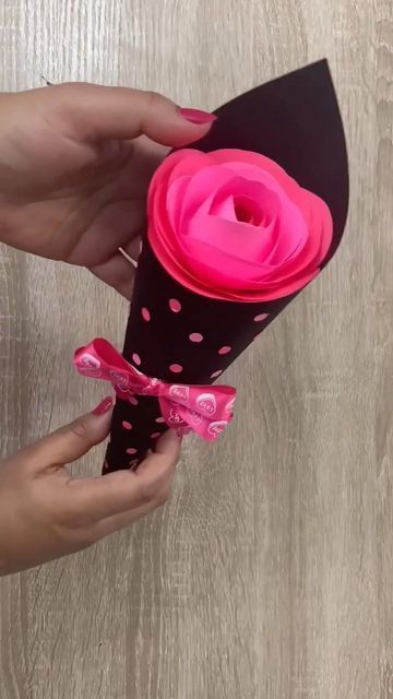 Parmeet Kaur Jittal on Instagram: "Beautiful Rose bouquet🌹❤️ . . . . . . . . #rose #roseday #paperroses #flowers #craft #happyroseday #happyvalentinesday #love #diy #diyvalentines #paper #craft #instagood #reels #instagram #explore #instareels #bff #gift #diygifts #diyideas #easy #instareels #fyp" Easy Flower Bouquet Diy, Paper Rose Bouquet Diy, Easy Heart Drawings, Beautiful Roses Bouquet, Bouquet Rose, Rose Crafts, Flower Bouquet Diy, Flowers Craft, Bff Gift