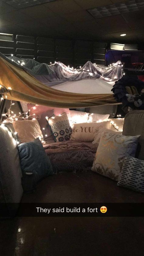 Fort cute beautiful fun sleepover Sleepover Fort, Pidżama Party, Sleepover Room, Dream Dates, Girl Sleepover, Blanket Fort, Build A Fort, Cute Date Ideas, Fun Sleepover Ideas