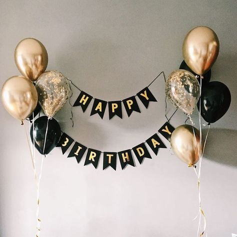 Man Bday Decoration Ideas, Simple Bdy Decoration, Simple Party Decorations For Men, Simple B Day Decorations, Birthday Decorations For Men Simple, Birthday Decoration Ideas Black And Gold, Gold And Black Balloons Decoration, B Day Party Ideas Decoration, Mens 21st Birthday Ideas Decorations