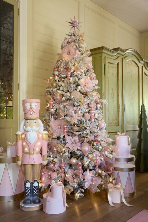 DIMENSIONS: 27 CM D | MATERIAL: FABRIC Natal, Pastel Tree Christmas, Pink Christmas Home Decor, Pink Decor Christmas Tree, Pink Christmas Decorations Living Room, Christmas Pastel Decor, Bridgerton Christmas Tree, Pink Christmas Tree Aesthetic, Pink Xmas Decorations