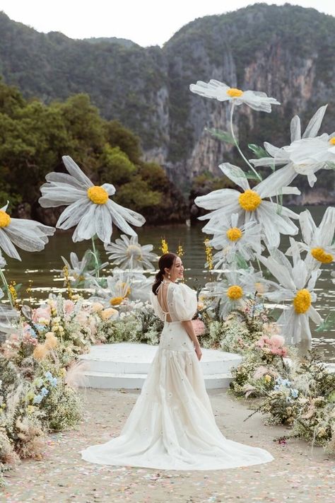 An INCREDIBLE daisy themed wedding in Thailand | Real Weddings, Wedding Inspiration | 100 Layer Cake Daisy Wedding Decor, Daisy Themed Wedding, Wedding In Thailand, Cake Paper, Daisy Wedding, Wedding Backdrop Design, Wedding Backdrop Decorations, Wedding Stage Decorations, Giant Flowers