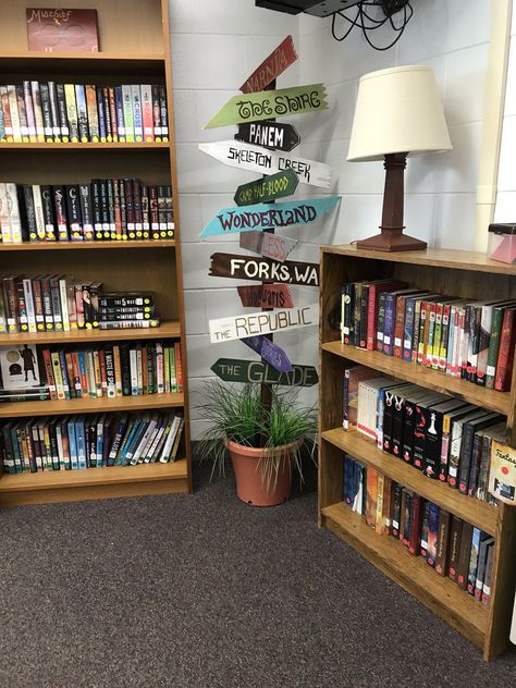 Reading Corner Ideas, Classroom Reading Corner, Teacher Desk Organization, Reading Corner Classroom, School Library Decor, English Classroom Decor, High School English Classroom, School Library Displays, Middle School Libraries