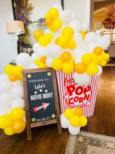 Movie night popcorn balloons Movie Night Birthday Party Decor, Outside Movie Night Decorations, Movie Theater Bday Party Ideas, Backyard Movie Party Decorations, A Night At The Movies Theme Party, Sweet Sixteen Movie Party, Popcorn Movie Birthday Party, Movie Night Backdrop Ideas, Indoor Movie Birthday Party