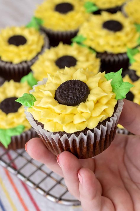 Oreo Sunflower Cupcakes, Pastel, Easy Sunflower Cupcakes, Sunflower Themed Appetizers, Sun Flower Cupcakes Ideas, Pull Apart Sunflower Cupcakes, Sunflower Pretzel Rods, Bee Birthday Cupcakes, Sunflower Desserts Treats