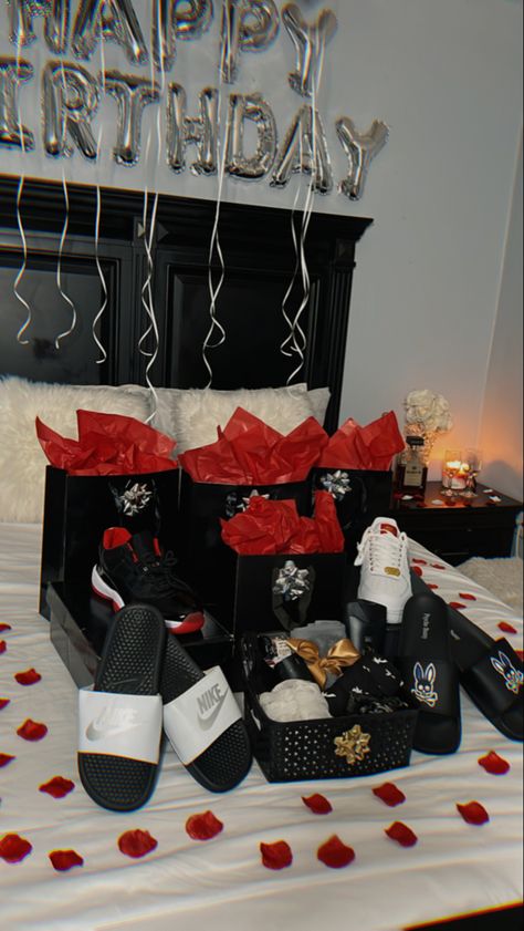 Gifts On Bed Surprise Boyfriend, Gifts For Boyfriend On Christmas, Surprise Decoration For Husband, Decorated Hotel Room For Boyfriend Valentines Day, Valentines Set Up For Boyfriend, Boyfriend 18th Birthday Ideas Surprise, Birthday Bedroom Surprise For Him Boyfriends Cute Ideas, Ideas To Get Your Boyfriend For Birthday, Decorated Bedroom For Boyfriend Birthday