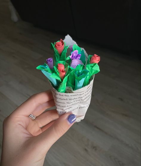 How To Make Flowers Out Of Sticky Notes, How To Make Sticky Note Flowers, Cute Things To Make With Sticky Notes, What To Make With Sticky Notes, Sticky Note Flower Bouquet, Gifts Diy Aesthetic, Things To Make With Sticky Notes, Sticky Note Flowers, Things To Do With Sticky Notes