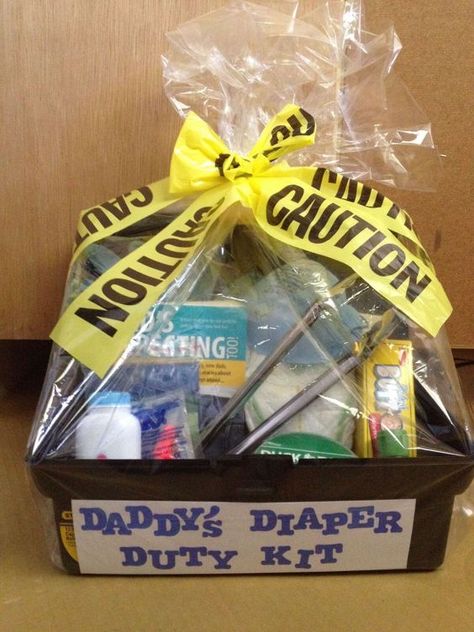 A Daddy Doody Kit is a practical but funny baby shower gift for new dads. This was hilarious to read! #diaperparty #daddydoodykit #manshower #funnybabyshowergifts Funny Baby Shower Gifts, Man Shower, Funny Baby Shower Games, Diy Baby Shower Gifts, Shower Bebe, Dad Baby, Baby Diy, Gifts For New Dads, Baby Shower Diy