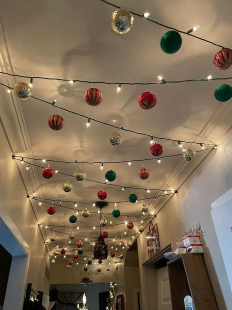 Christmas Themes Decorations, Christmas Decor Inspiration, تصميم للمنزل العصري, Easy Christmas Decorations, Diy Christmas Decorations Easy, Office Christmas, Minimalist Christmas, Holiday Crafts Christmas, Christmas Room