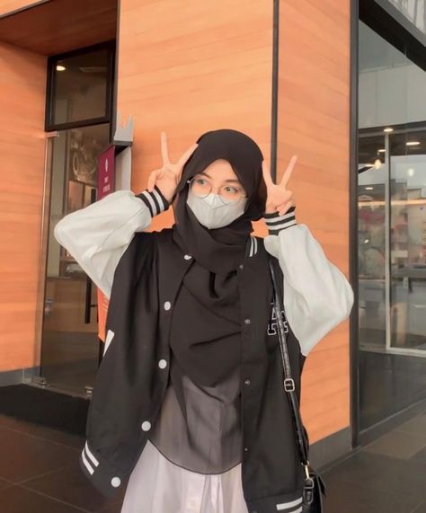 Ootd Hijab Outfit Ideas, Hijab Outfit Aesthetic, Ootd Muslim, European Style Outfits, Muslim Women Clothing, Foto Cewek Hijab Aesthetic, Ootd Hijab Style, Seluar Ketat, Teenage Clothing