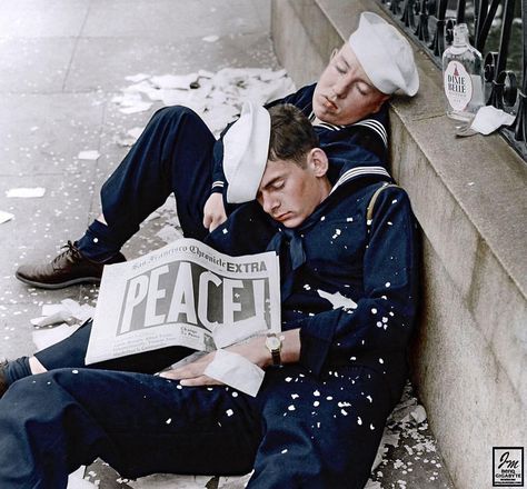 Two sailors in 1945, exhausted after celebrating the end of the Second World War. historycolored.com Credit: @officialcolorizedhollywood #history #ww2 #colorized #worldwarii #worldwar2incolor #worldwartwo #sailors #sailor #vintagephotos #oldphotos Don Pedro, End Of World, History Magazine, Historia Universal, History Nerd, Vintage Versace, Foto Vintage, Interesting History, Vintage Vogue